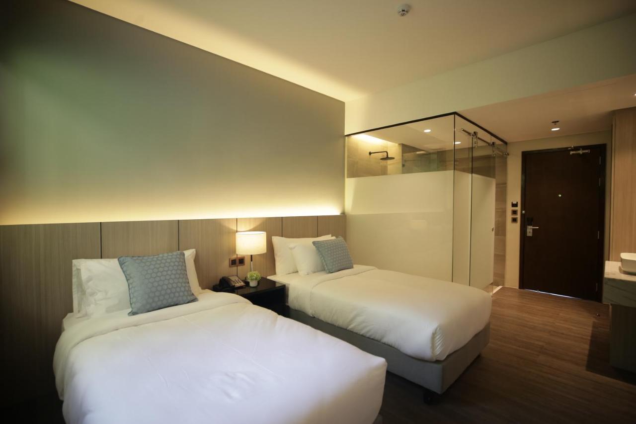 The Maximilian Hotel Cauayan City  Exterior photo