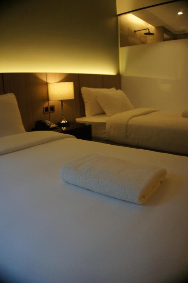 The Maximilian Hotel Cauayan City  Exterior photo